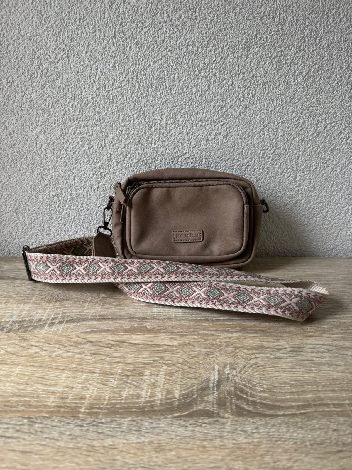 Beagles crossbody schoudertas taupe – brede gekleurde band, Ophalen of Verzenden, Zo goed als nieuw, Beige