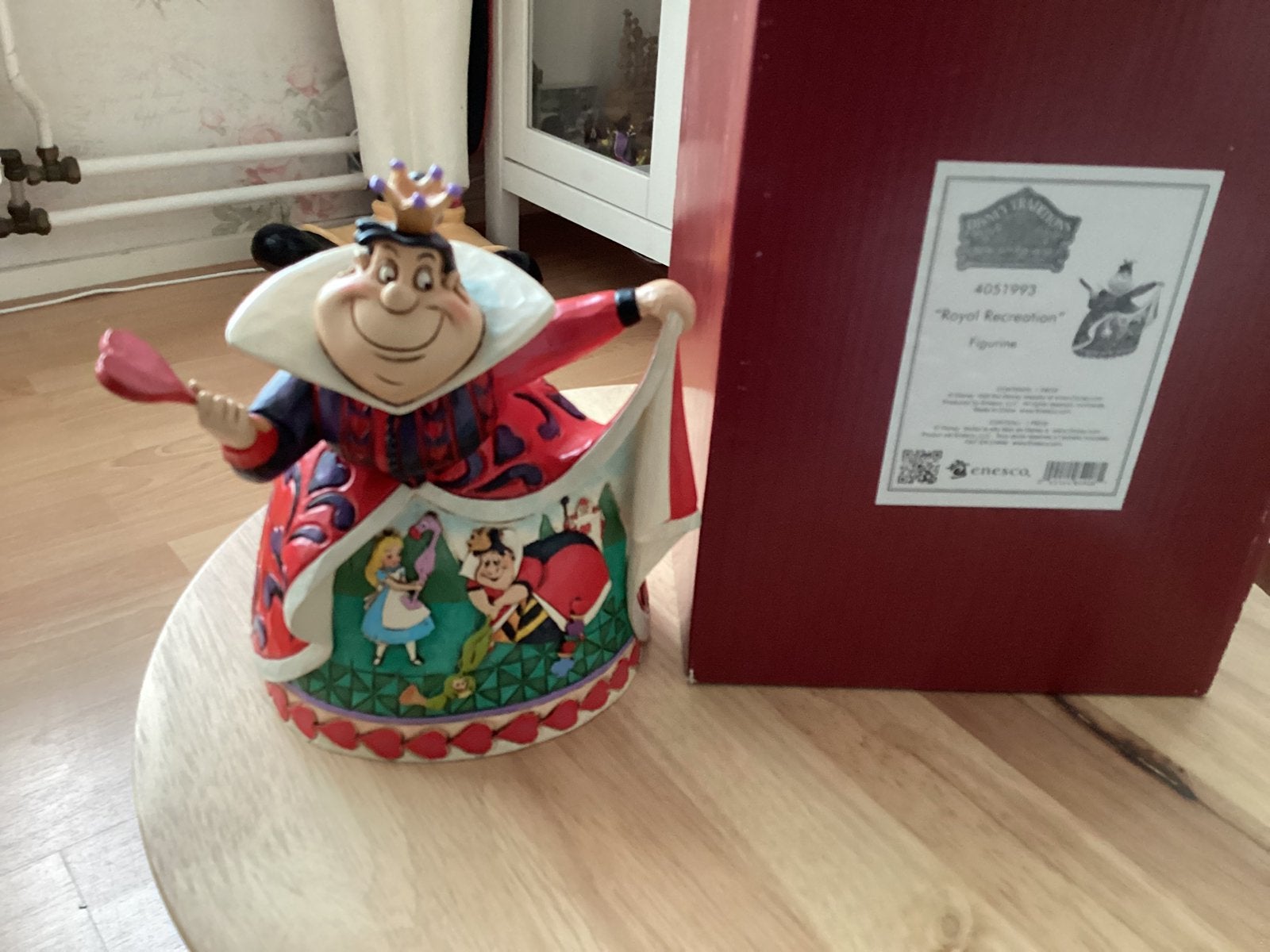 Disney traditions queen of hearts met doos en tag, Ophalen of Verzenden, Overige figuren, Beeldje of Figuurtje