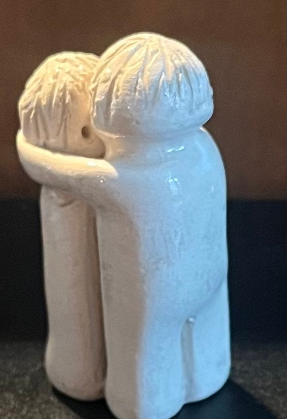 Beeldje van twee omhelzende figuren - Liefde en Vriendschap, Ophalen of Verzenden, Zo goed als nieuw, Mens