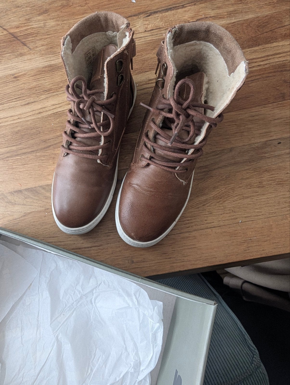 Nieuwe leren schoenen met schapenvacht - Maat 39, Kleding | Dames, Ophalen of Verzenden, Nieuw, Bruin, Lage of Enkellaarzen