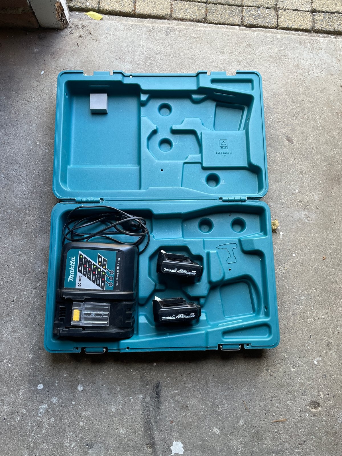 Makita acculader met 2x 14.4V Li-ion accu's in koffer, Ophalen, Gebruikt