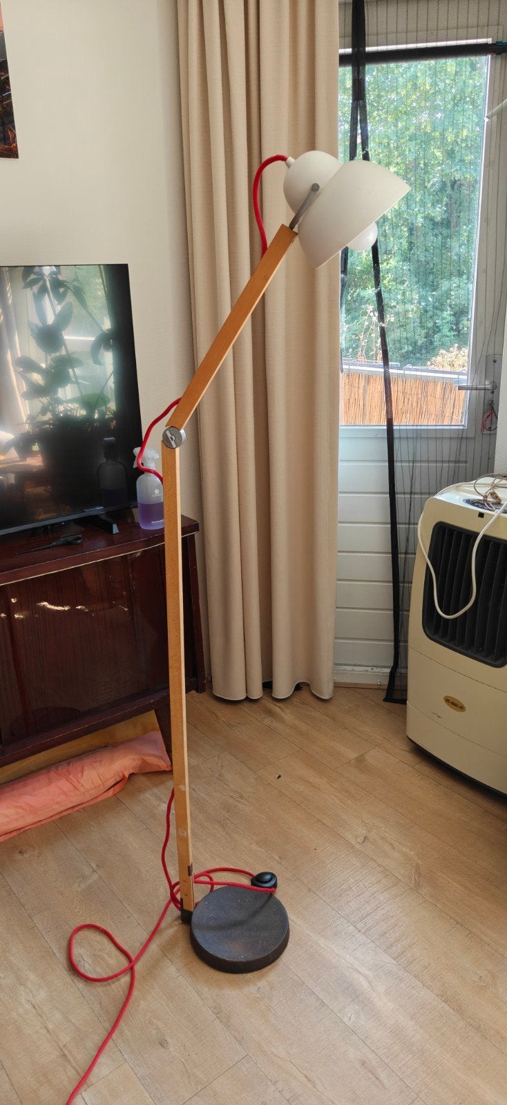 Houten vloerlamp met rode kabel en witte kap, Ophalen, Modern, Scandinavisch, E27 (groot), Zo goed als nieuw