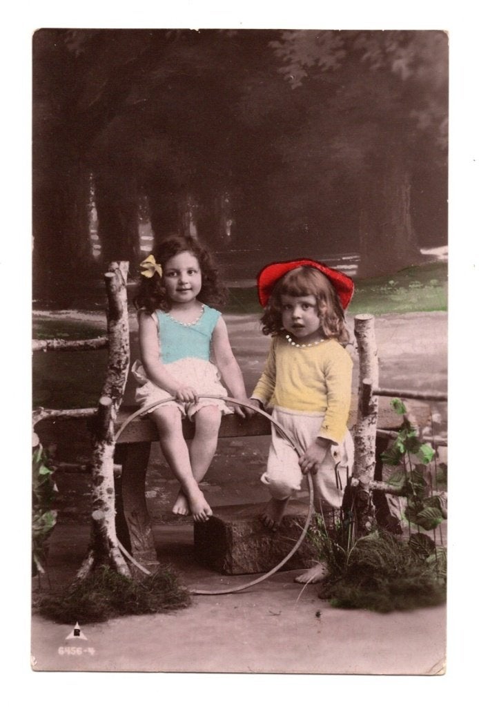 Oude Ansichtkaart Meisjes met Hoepel Gelopen 1930, Ophalen of Verzenden, 1920 tot 1940, Gelopen, Kinderen