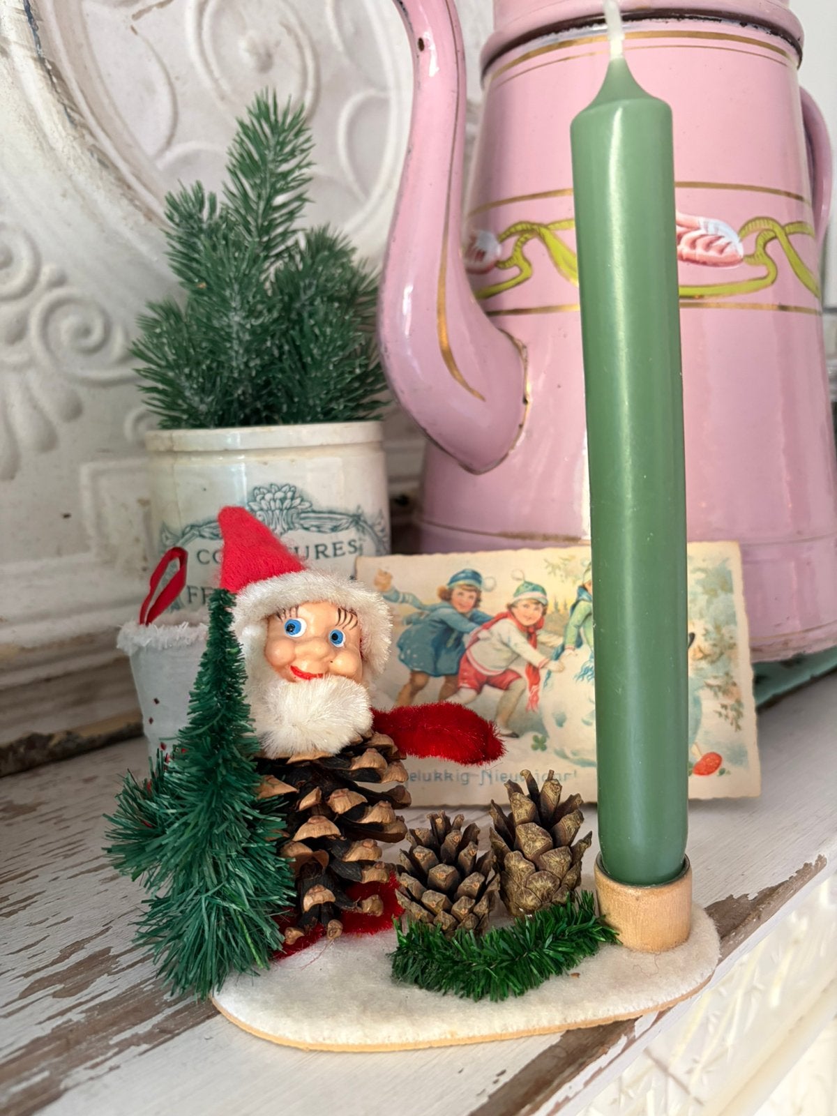 Vintage kerstkandelaar met dennenappel kabouter of kerstman, Diversen, Ophalen of Verzenden, Zo goed als nieuw