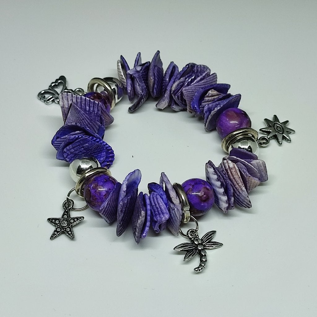 Paarse armband met bedeltjes en elastiek, jaren '10, Paars, Ophalen of Verzenden, Zo goed als nieuw, Elastiek