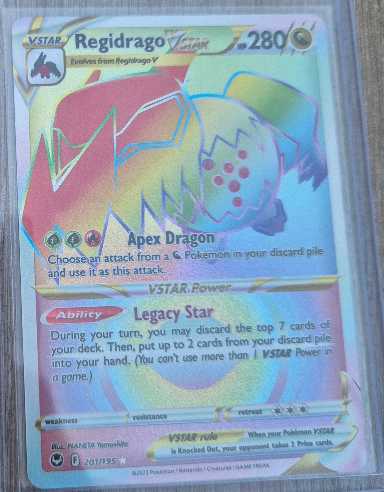 Regidrago VSTAR 201/195 Rainbow Rare Pokémon Kaart, Ophalen of Verzenden, Zo goed als nieuw, Losse kaart, Foil