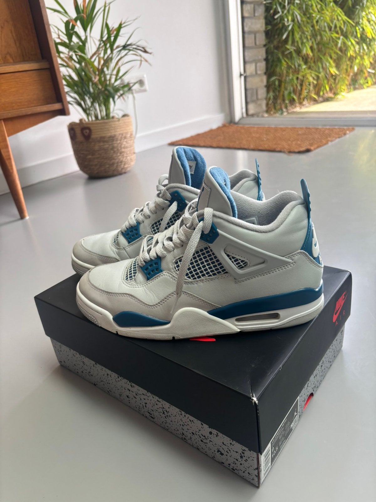 Jordan 4 military blue maat 42.5, Ophalen of Verzenden, Zo goed als nieuw, Wit