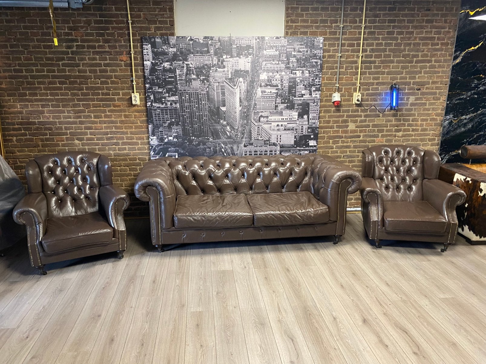 Orginele Engelse bruin leren Chesterfield 3 +1+1 zits !!, Huis en Inrichting, Banken | Bankstellen, Ophalen, Gebruikt, Overige maten