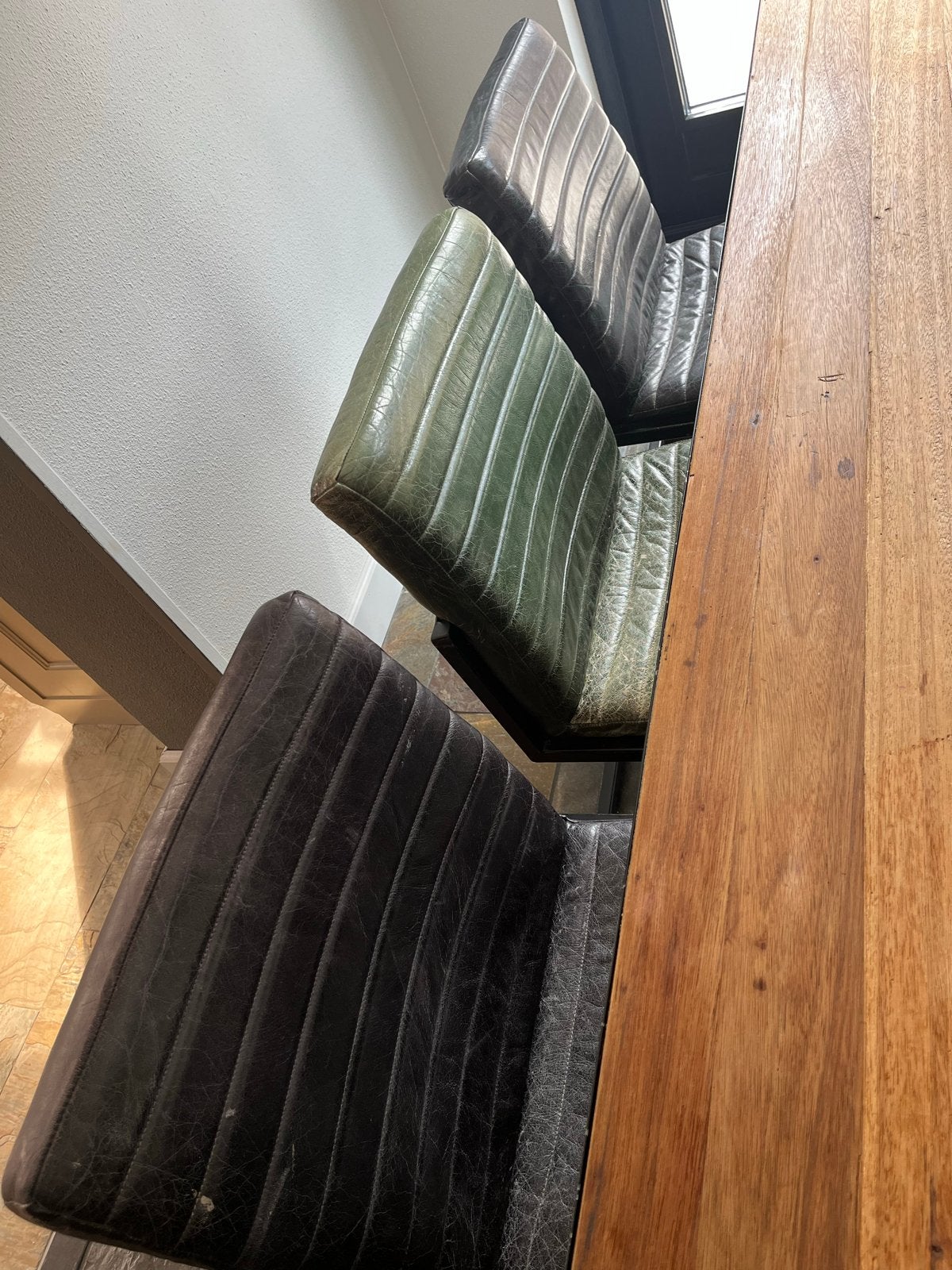 Gratis 6 stoelen: 4 zwarte en 2 groene eetkamerstoelen, Huis en Inrichting, Stoelen, Ophalen, Gebruikt, Overige kleuren, Leer
