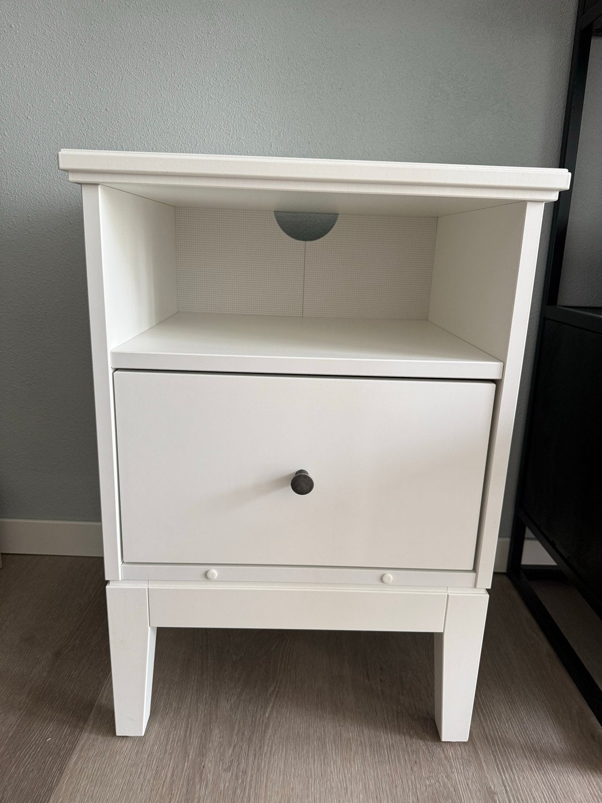 Wit nachtkastje met lade en open vak (IKEA), Huis en Inrichting, Ophalen, 55 tot 70 cm, Zo goed als nieuw, 45 tot 65 cm
