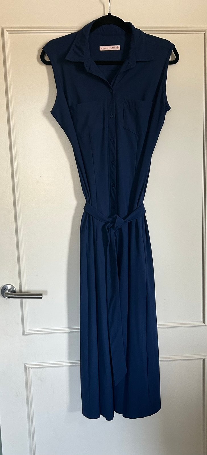 Dark Blue Donkerblauwe Studio Anneloes dress, jurk in maat S, Nieuw, Maat 36 (S), Onder de knie, Verzenden