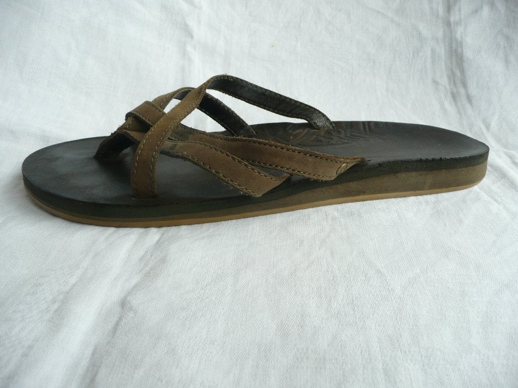 Teva Olowahu leather Bison slippers, grijs leer maat 40, Kleding | Dames, Ophalen of Verzenden, Gedragen, Grijs