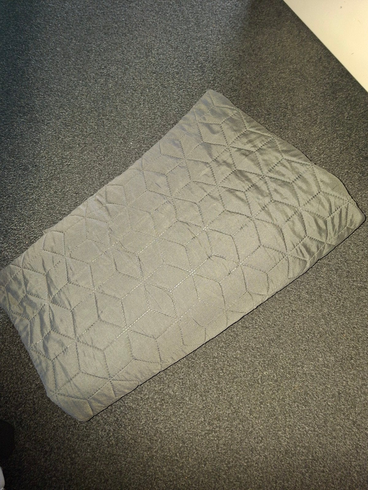 Grijs gewatteerd  plaid met geometrisch patroon, Gebruikt, Geschikt voor droger, 200 cm, 140 cm
