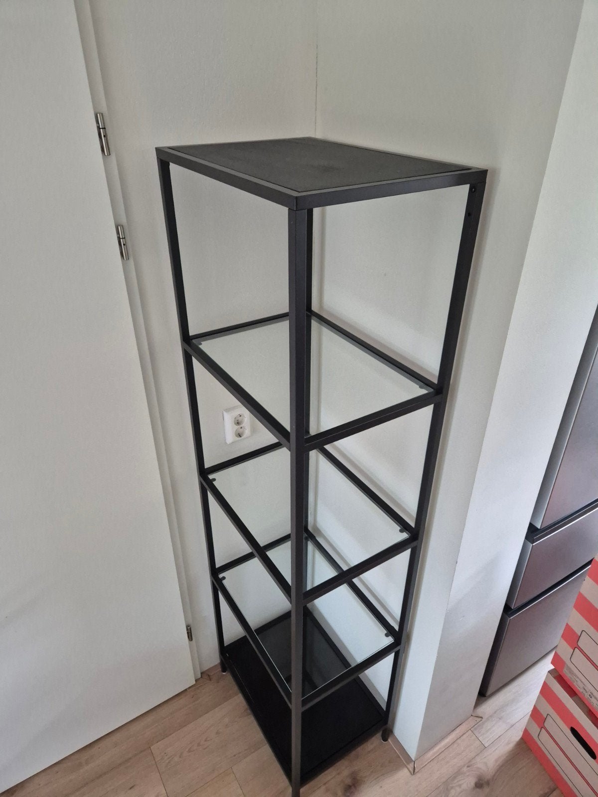 Moderne metalen stellingkast / vakkenkast met glazen planken, Ophalen, Zo goed als nieuw