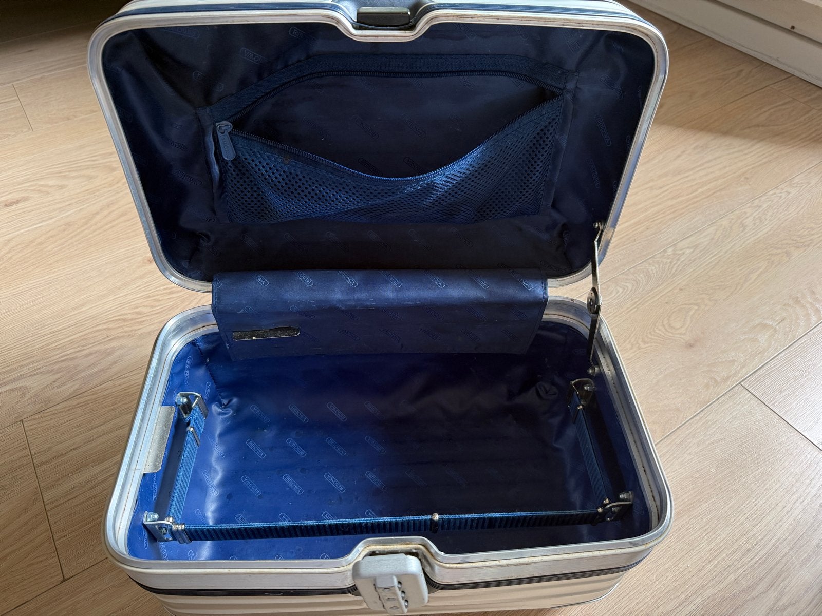 Iconische Rimowa beauty case met unieke blauwe bies, Ophalen, Gebruikt, Overige kleuren, Met slot