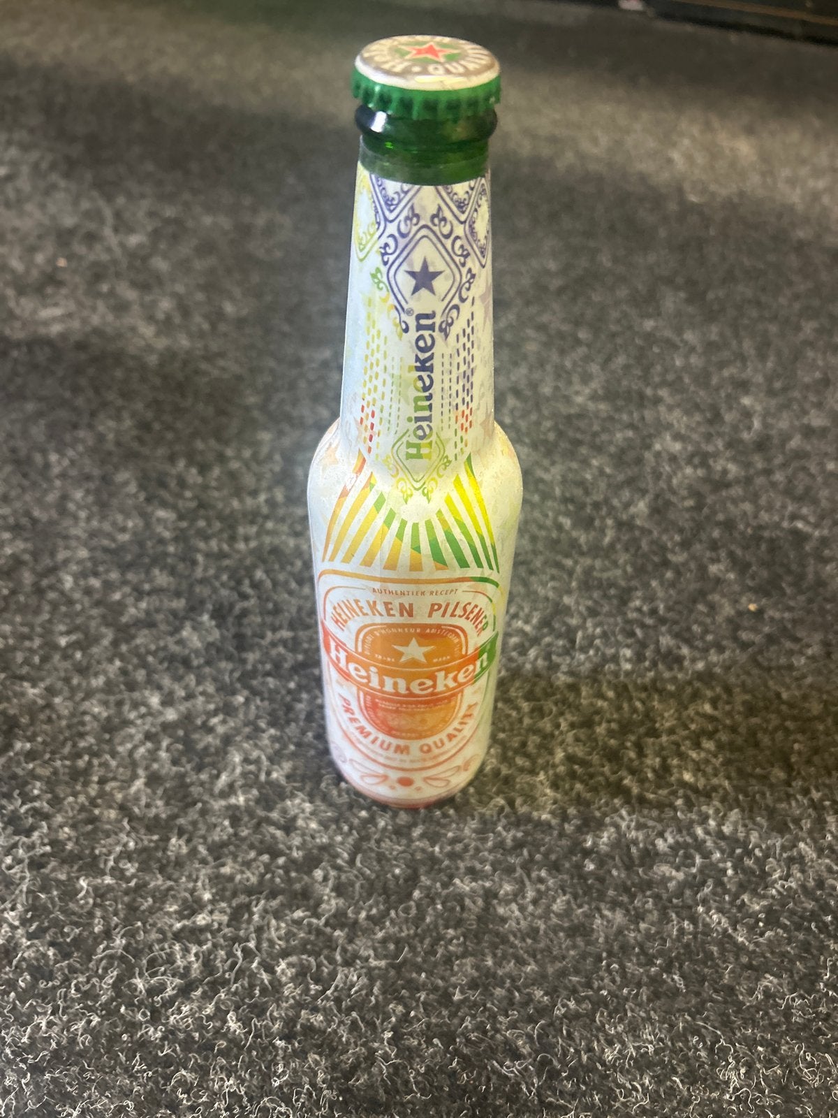 Heineken bierflesje met wereldvlaggen - collectors item, Ophalen of Verzenden, Gebruikt