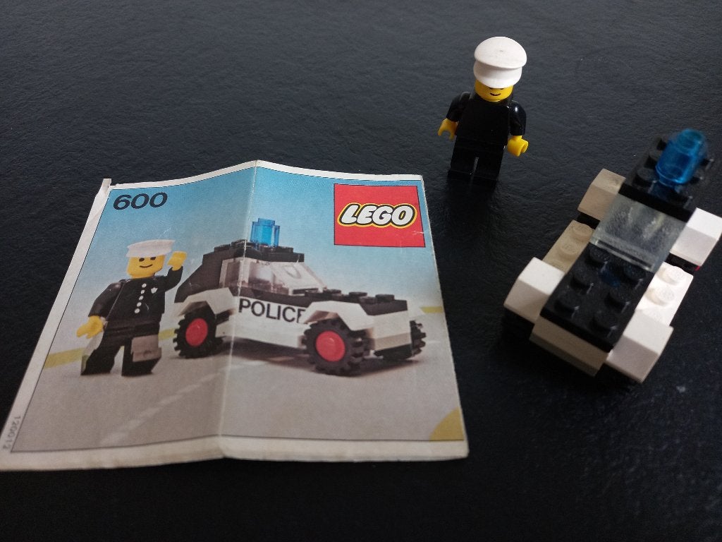 LEGO politie auto 600 - Compleet met minifiguur + instructie, Gebruikt, Overige thema's, Lego, Ophalen of Verzenden