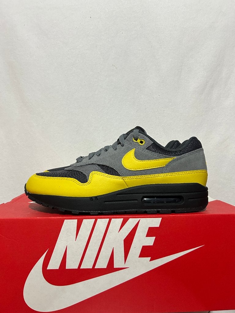 NIEUW IN DOOS! Maat 41 - Nike Air Max 1 Essential Batman 2.0, Overige kleuren, Verzenden, Nike, Nieuw