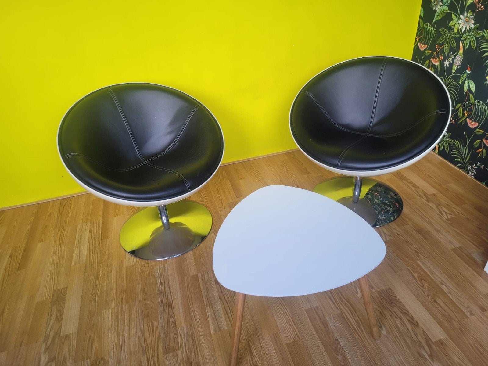 Twee design kuip stoelen met tafeltje t.a.b., Ophalen, 75 m² of meer, Tapijttegels