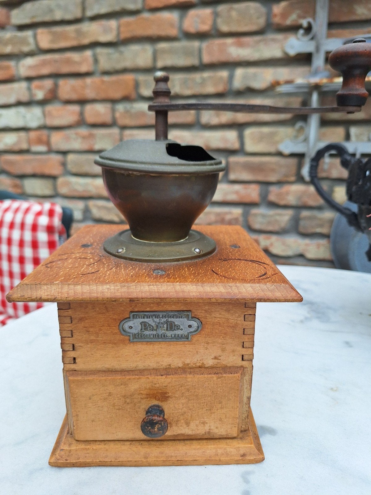 Antieke koffiemolen met lade en maatbeker PE.DE., Antiek en Kunst, Ophalen of Verzenden