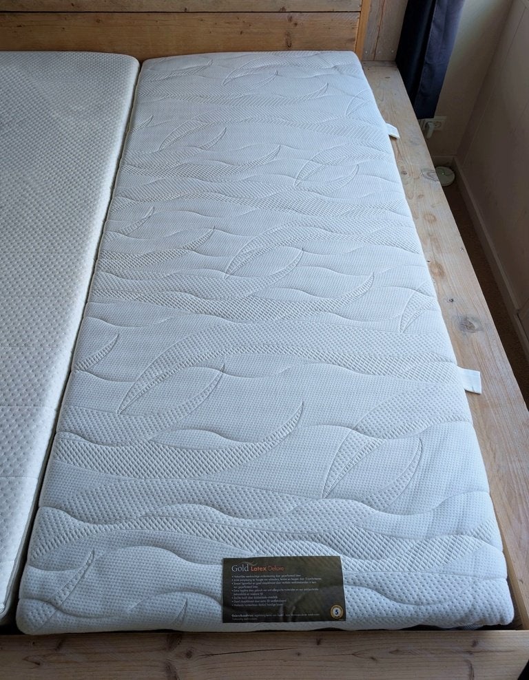 Twee latex matrassen 90x200 (stevig), Huis en Inrichting, Slaapkamer | Matrassen en Bedbodems, Ophalen, Gebruikt, 90 cm, Eenpersoons