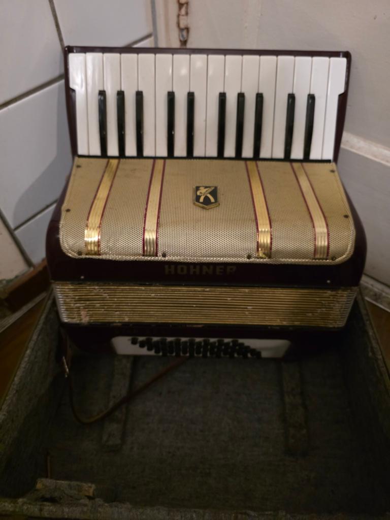 Te koop een Hohner Starlet 40 accordeon rood bakeliet, Muziek en Instrumenten, Accordeons, Gebruikt, Ophalen of Verzenden, Met koffer