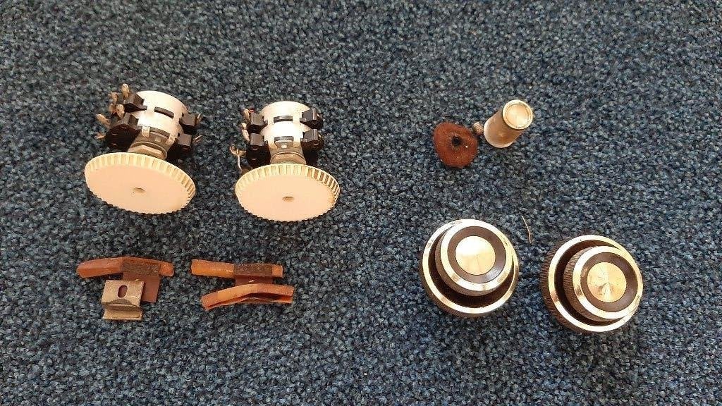 Verzameling knoppen van (waarschijnlijk Philips) radio’s, Hobby en Vrije tijd, Ophalen of Verzenden