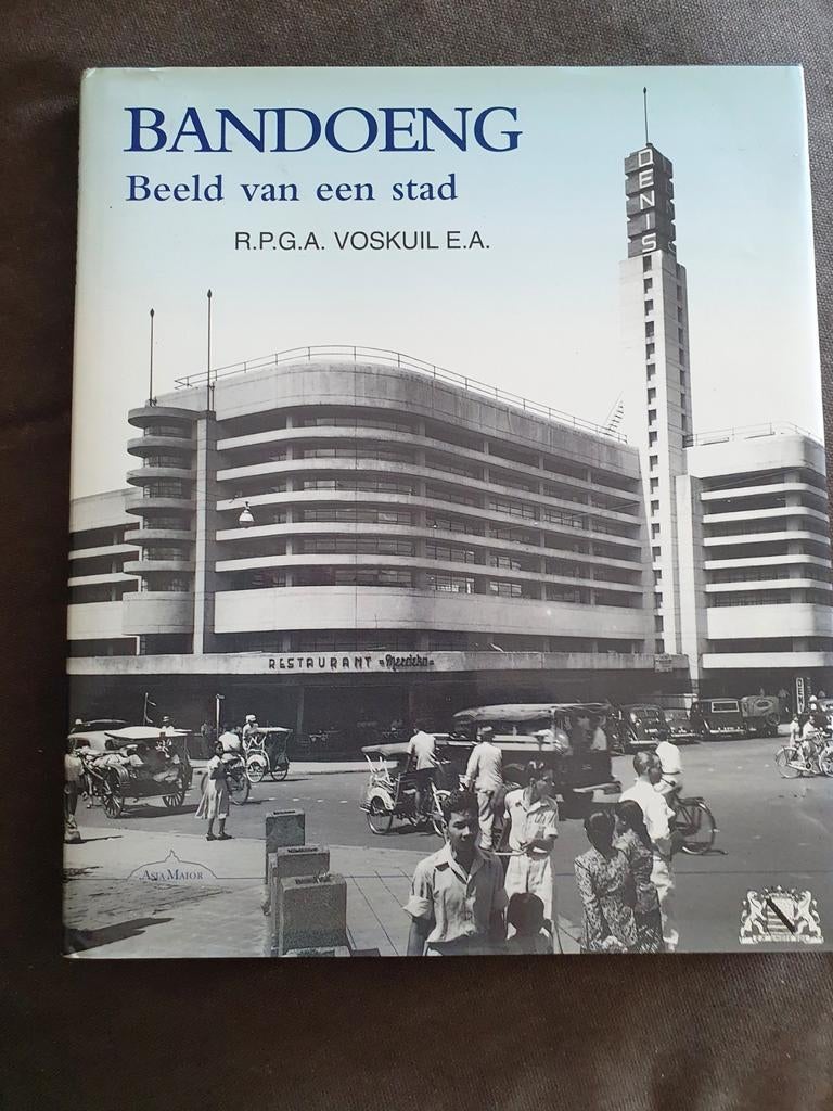 Bandoeng: Beeld van een stad - R.P.G.A. Voskuil e.a., 20e eeuw of later, R.P.G.A. Voskuil e.a., Ophalen of Verzenden, Zo goed als nieuw
