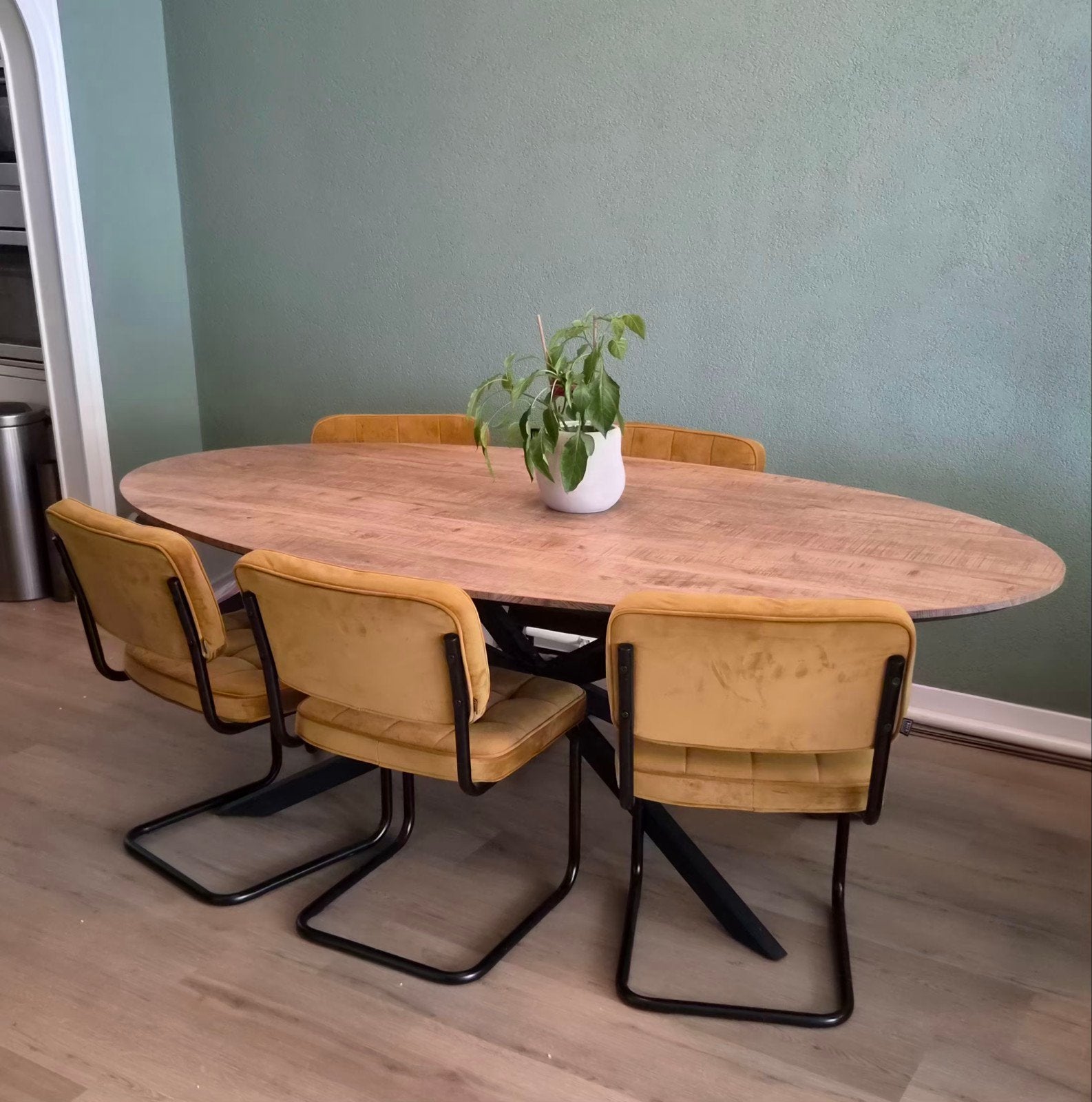 Van Bommel Ovale Eettafel Mango Hout Zwart Kruispoot, Huis en Inrichting, Tafels | Eettafels, Overige houtsoorten, Gebruikt, 100 tot 150 cm