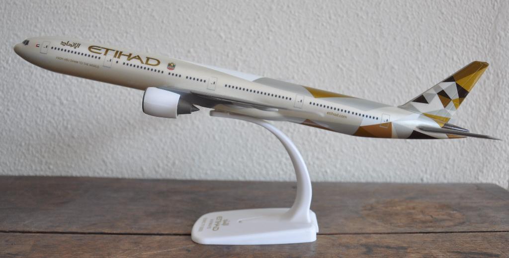 Model vliegtuig Etihad en British Airways, Ophalen of Verzenden, Zo goed als nieuw, Schaalmodel