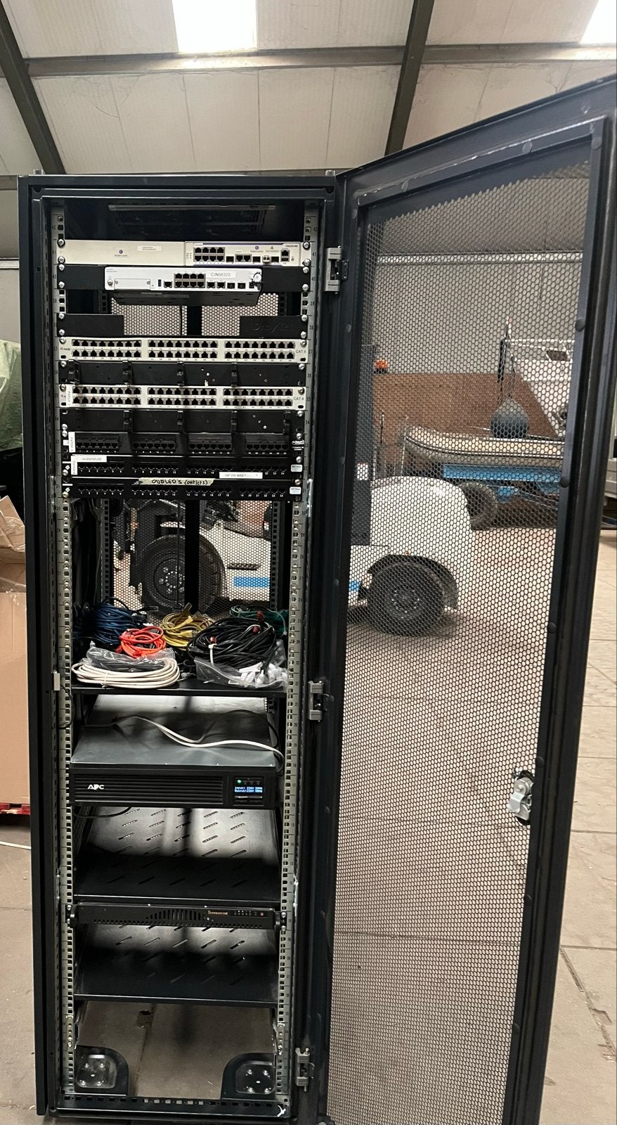 Serverkast met netwerkapparatuur en APC UPS, Ophalen, Gebruikt