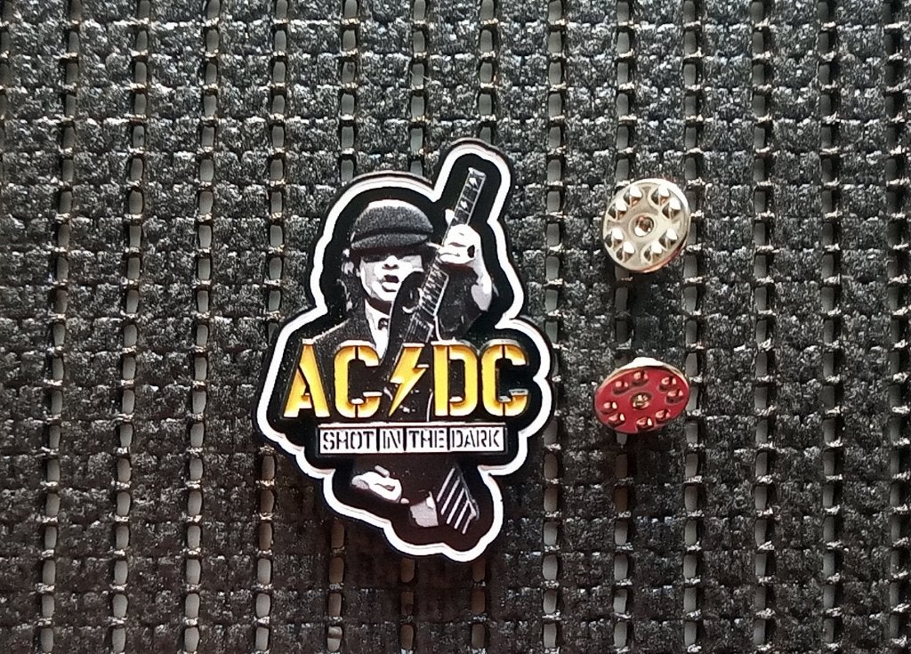 Ac/Dc vrij  mooie 3d shaped speld pin badge shot in the dark, Verzenden, Nieuw, Overige typen
