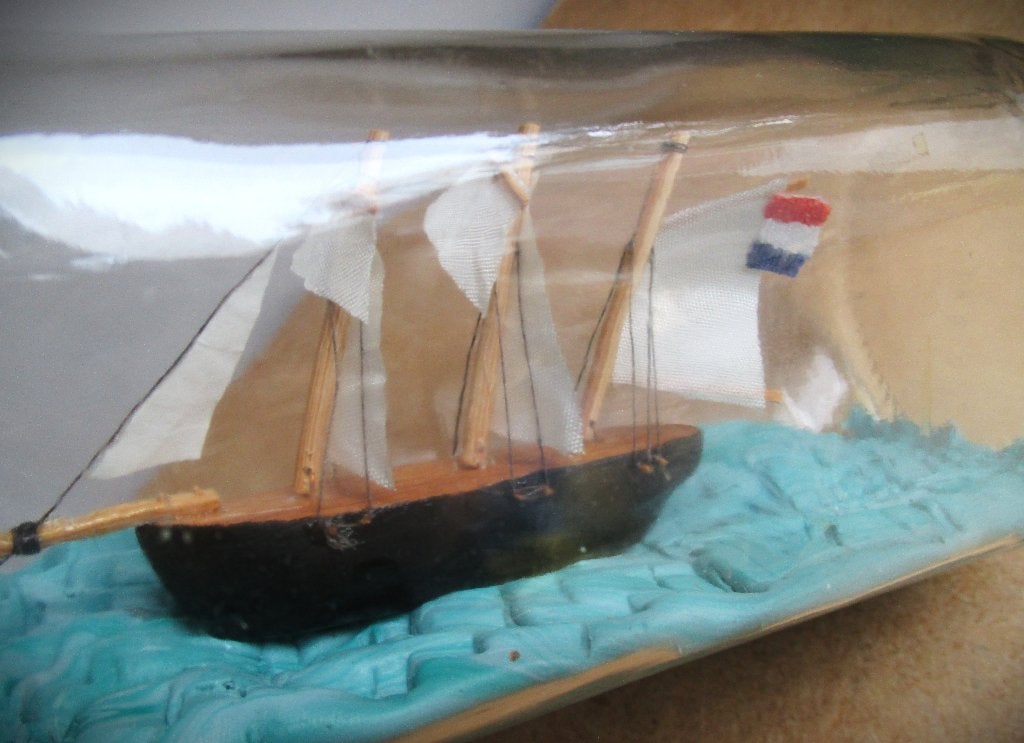 Scheepje in fles met Nederlandse vlag~Zeilschip~handgemaakt, Ophalen of Verzenden, Gebruikt, Zeilboot, Overige typen
