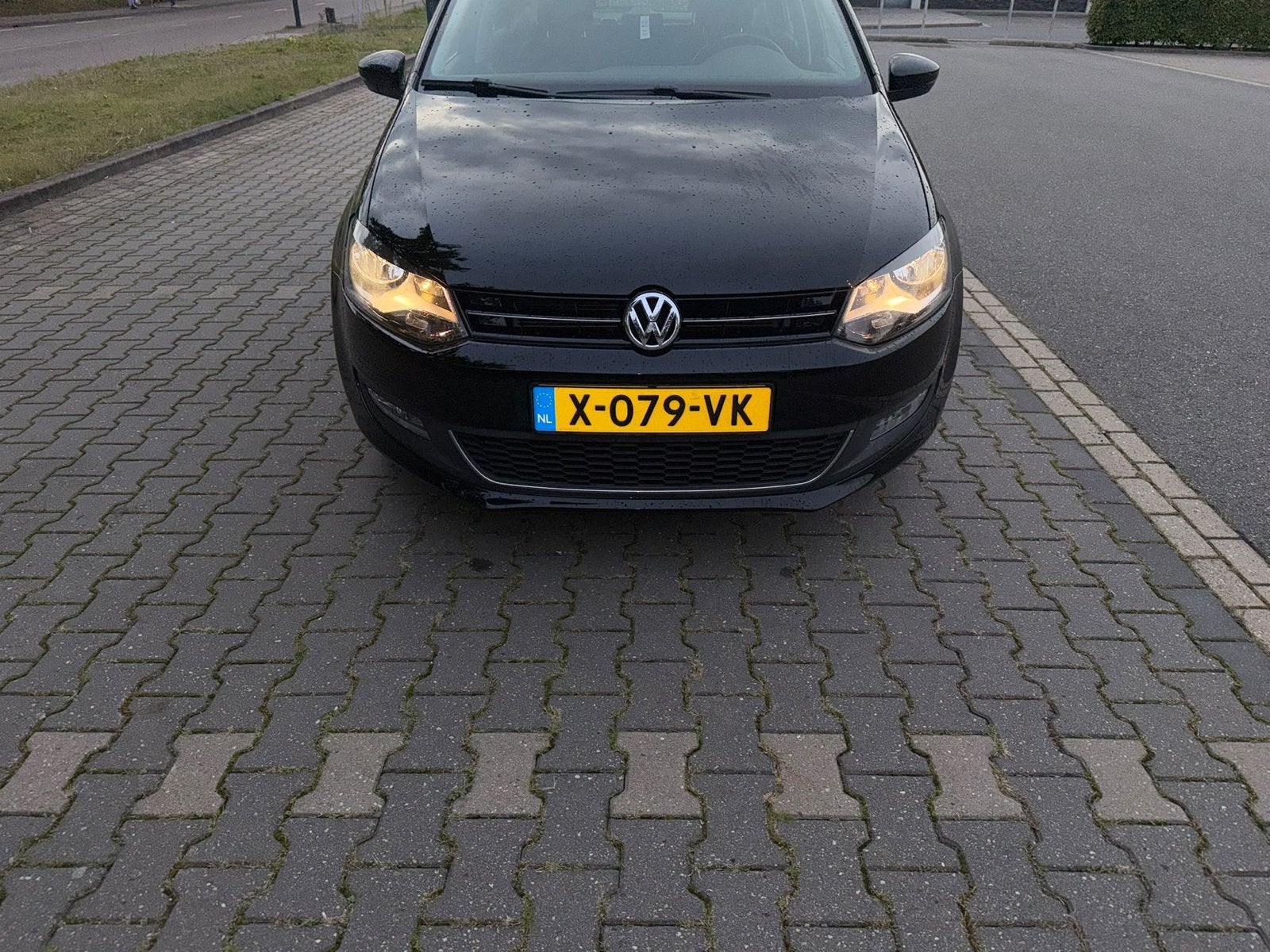 Volkswagen Polo 1.2 TSI 66KW 2013 Zwart, Auto's, Voorwielaandrijving, Stof, 40 €/maand, Zwart