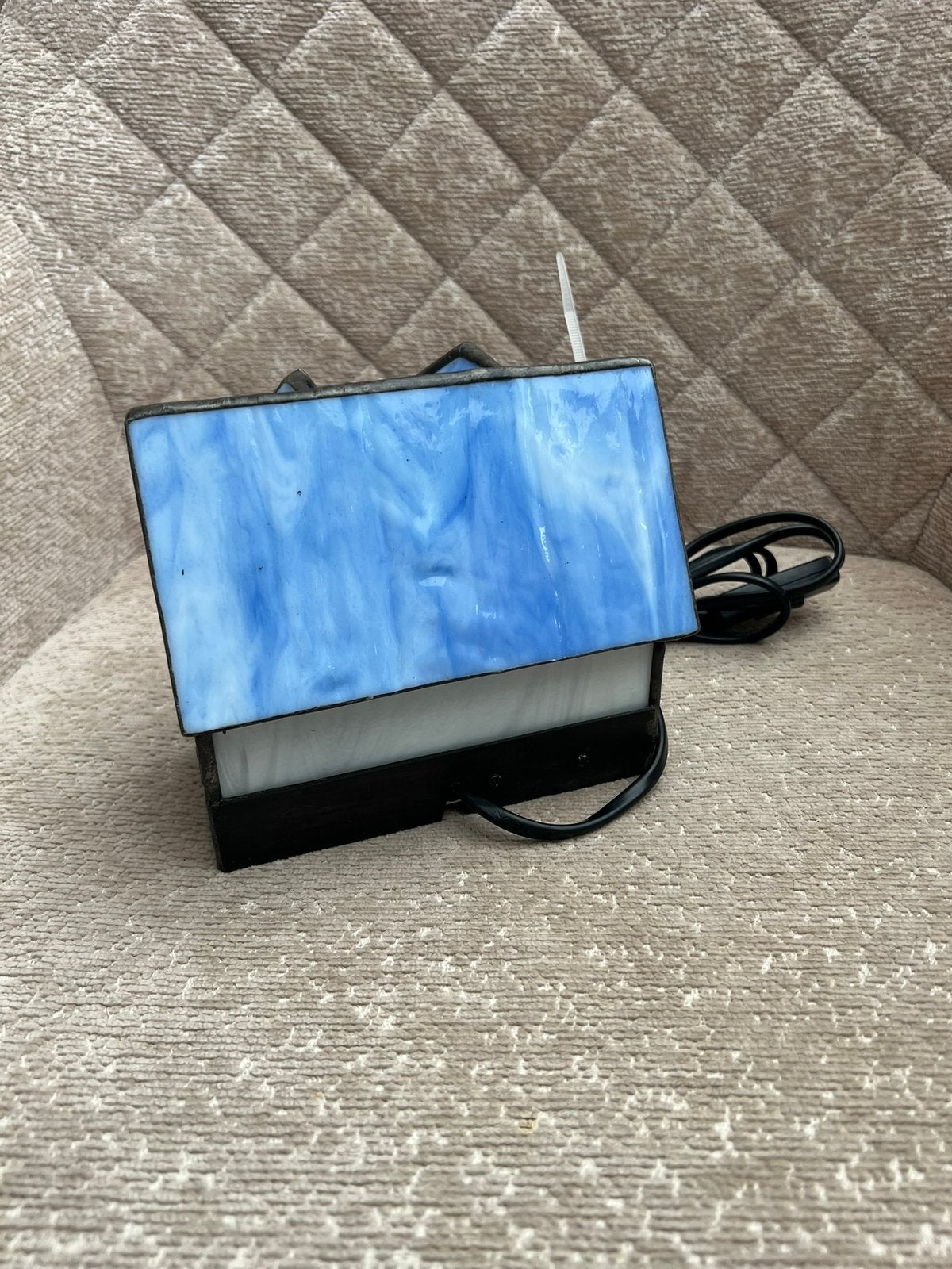 Foto 2 van tafellamp Tiffany huisje opvallend blauw glas