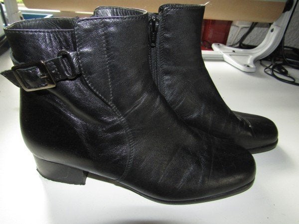 F1544 ARTICO mt 37,5 laarsjes zwart leder leer riempje, Kleding | Dames, Verzenden, Zwart, Lage of Enkellaarzen, Zo goed als nieuw
