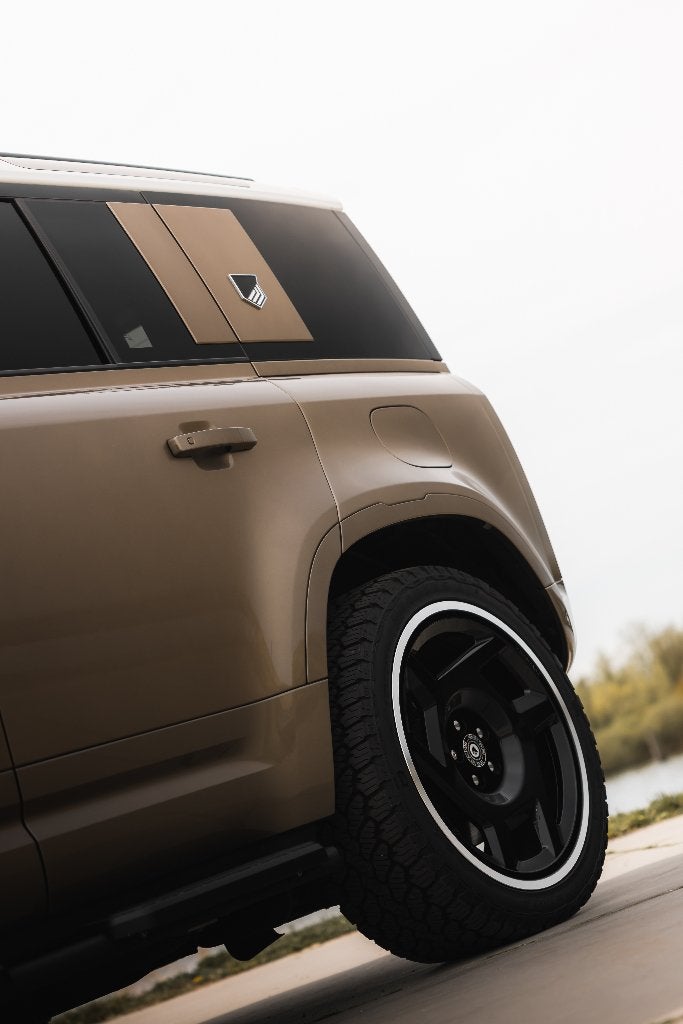 Heritage Customs - Defender P300e Gondwana stone, Auto's, Automaat, Dealer onderhouden, Zwart, Bruin