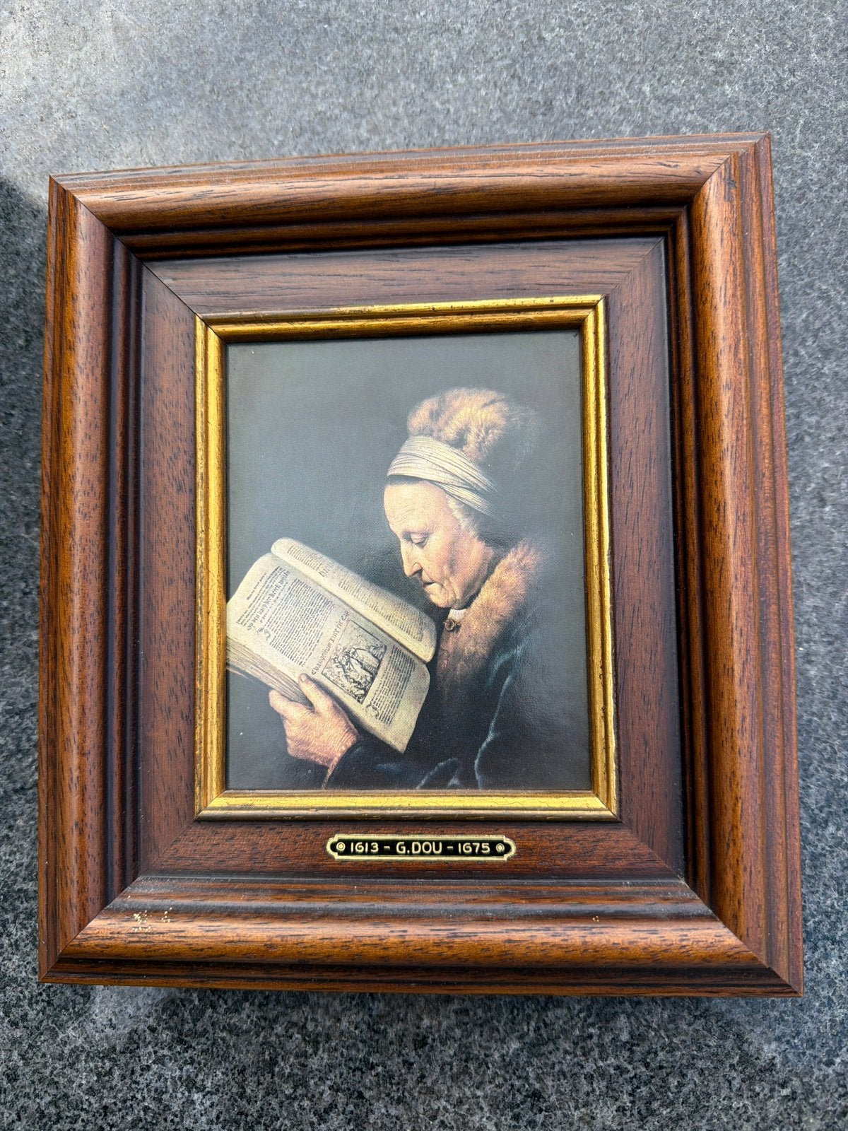 G. Dou reproductie: Oude vrouw leest boek, ingelijst, Paneel, Portret of Personen, Ophalen of Verzenden, Klassiek