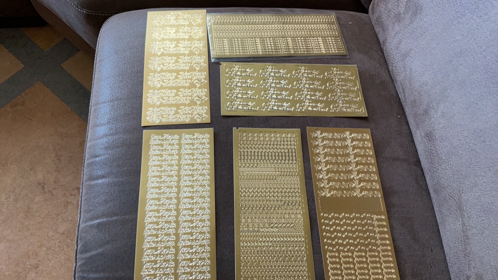 6 verschillende goukleurige stickervellen met teksten, Ophalen of Verzenden, Nieuw