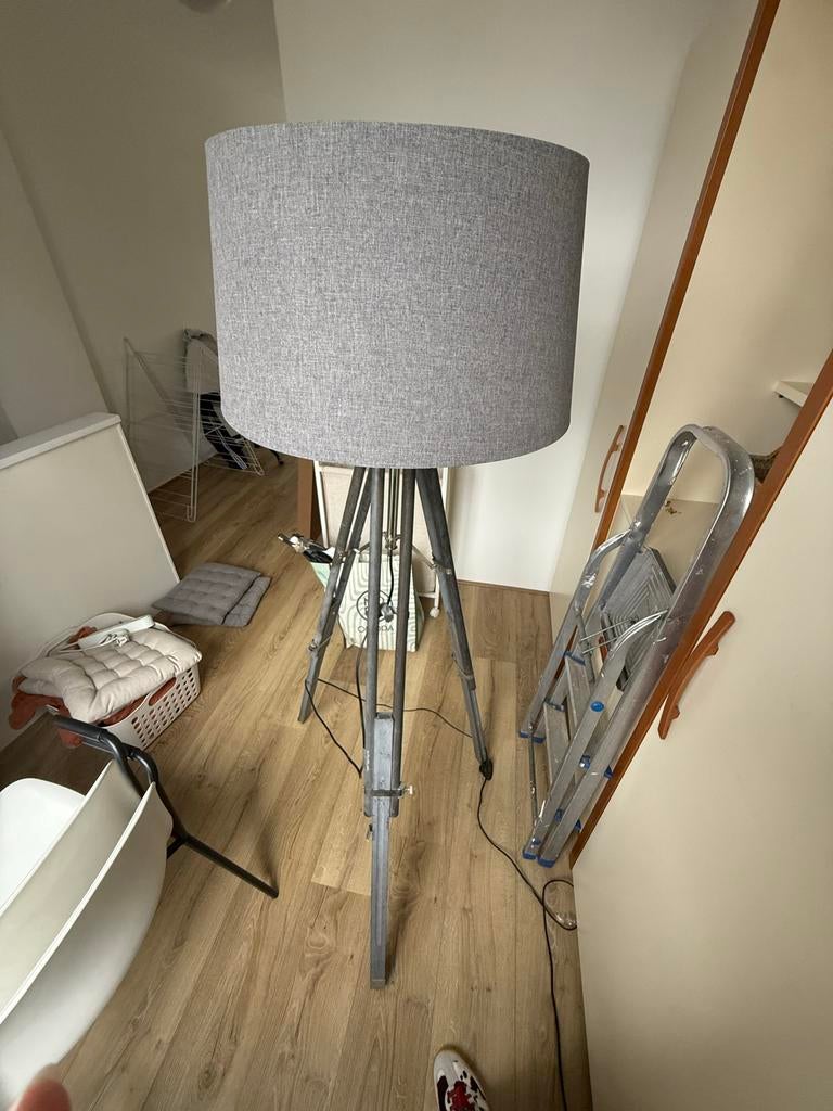Stijlvolle Tripod Vloerlamp met Grijze Kap, Huis en Inrichting, Lampen | Vloerlampen, Ophalen, Zo goed als nieuw, Metaal, 150 tot 200 cm