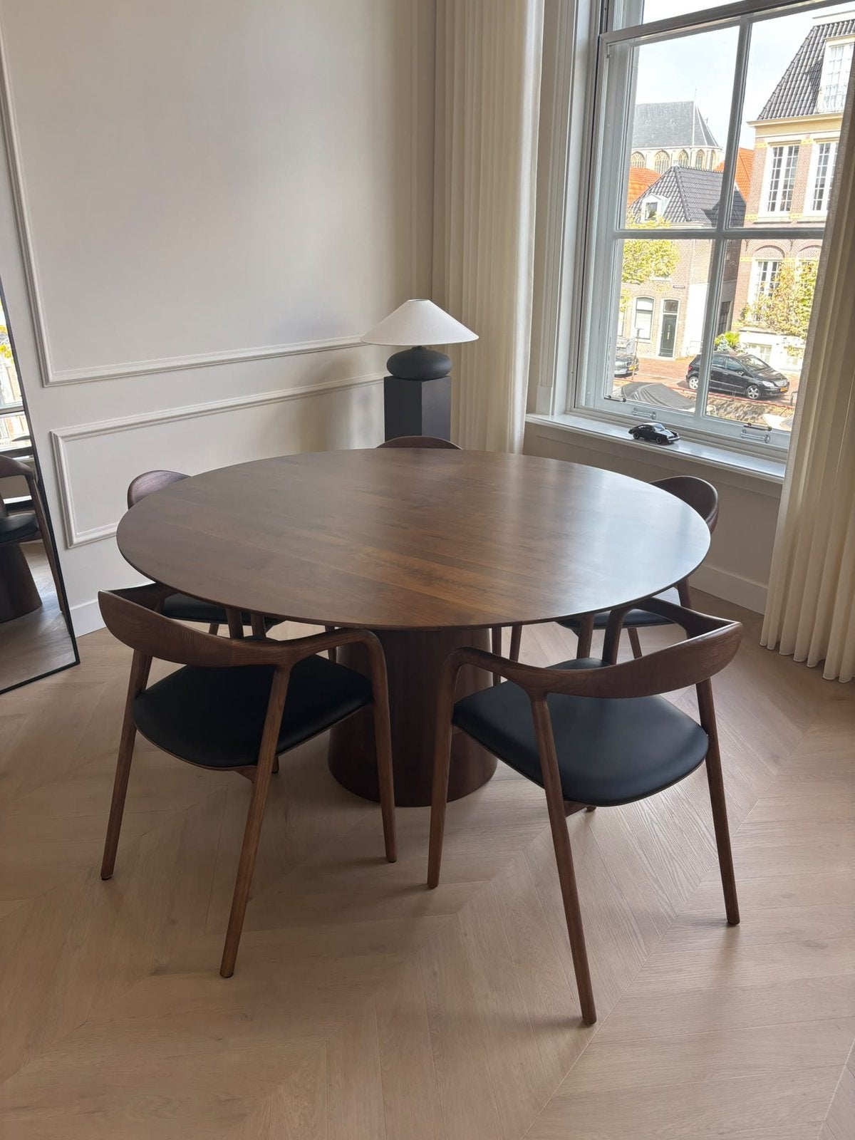 Walnoothout eetkamerset 150cm ronde tafel - 4x neva artisan, Ophalen of Verzenden, Zo goed als nieuw, Rond, 100 tot 150 cm