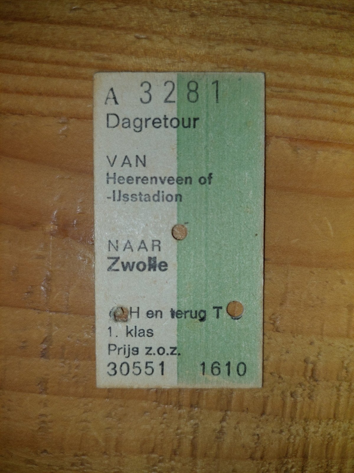 Kartonnen treinkaartje 18-11-1980 met stempels en knipgaten, Ophalen of Verzenden, Zo goed als nieuw, Trein, Overige typen