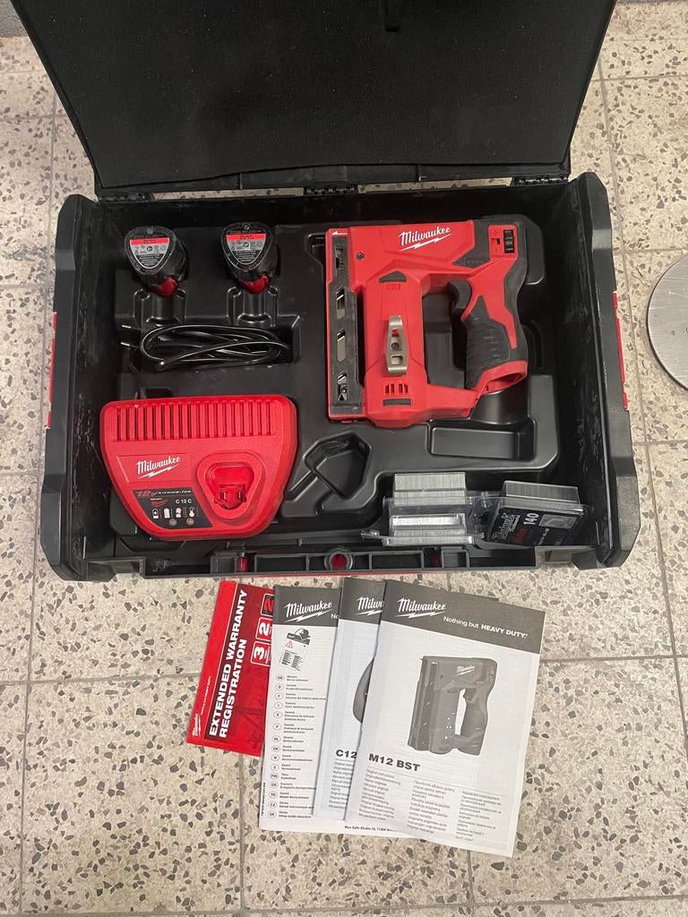 Milwaukee M12 BST tacker met accu's, lader en nieten, Ophalen of Verzenden, Zo goed als nieuw