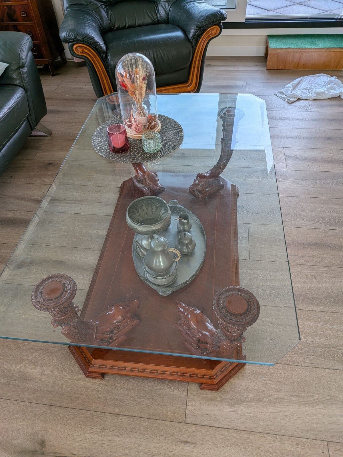 Salontafel met glazen blad en gedetailleerde poten, Ophalen, 50 – 75, Gebruikt, 50 tot 100 cm