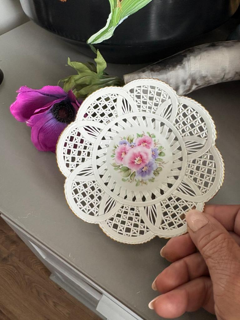 Porseleinen bonbonschaaltje van Klausenburg met bloemmotief, Antiek en Kunst, Ophalen of Verzenden