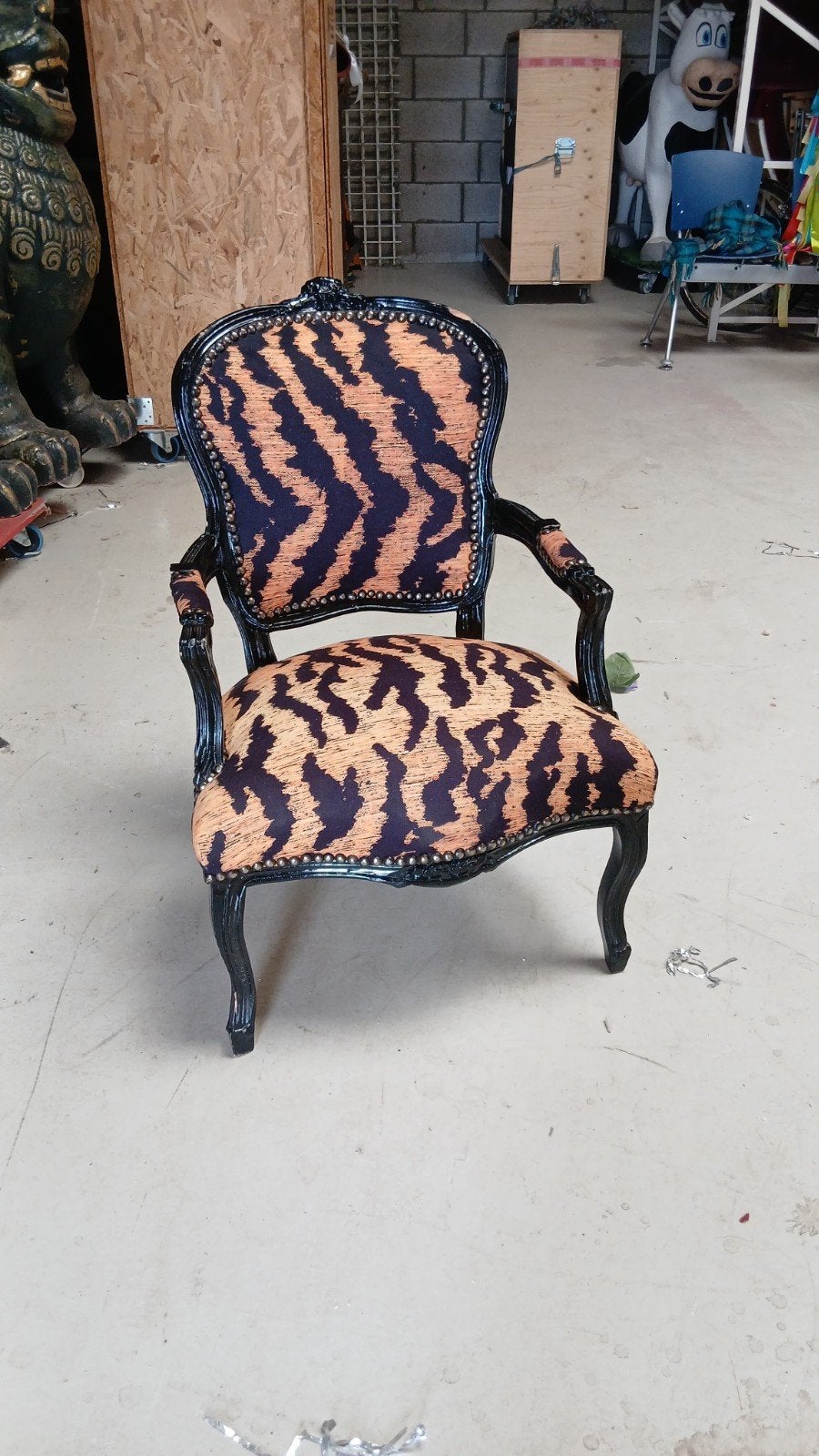 Tijger print stoel, Ophalen