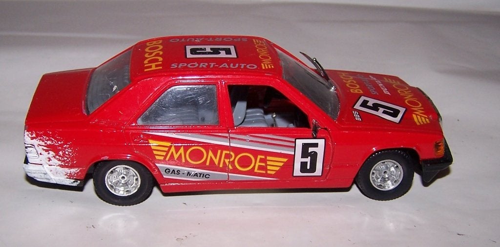 Bburago Mercedes Benz 180E. 1/24. Igs., Ophalen of Verzenden, Gebruikt, Auto, Bburago