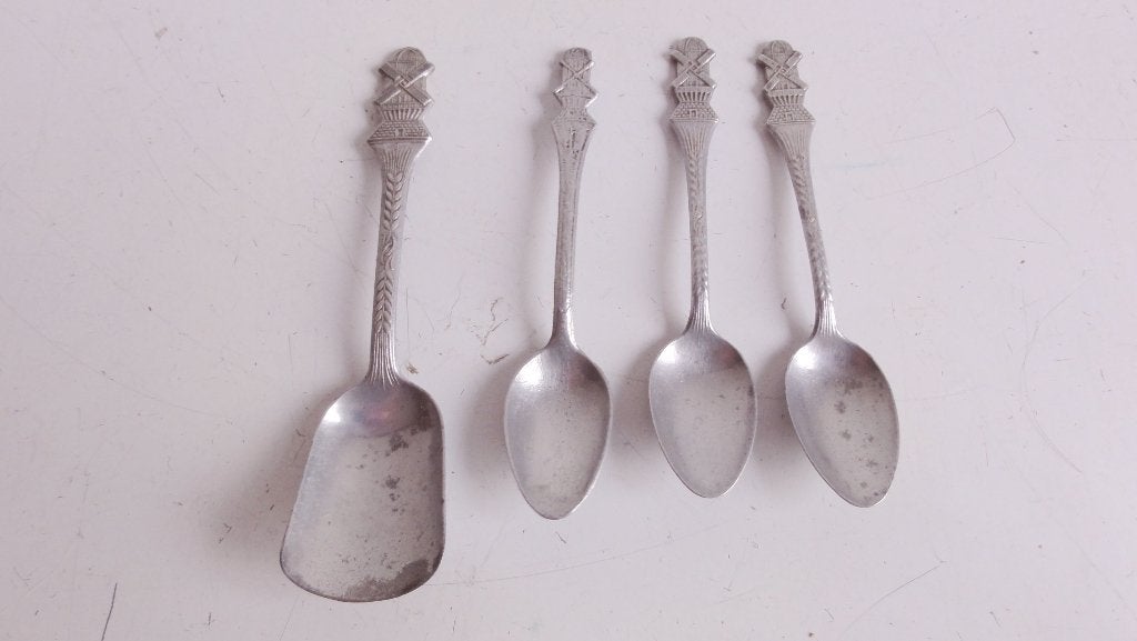 Theelepeltjes en suikerschepje met molen aluminium antiek, Antiek en Kunst, Curiosa en Brocante, Ophalen of Verzenden