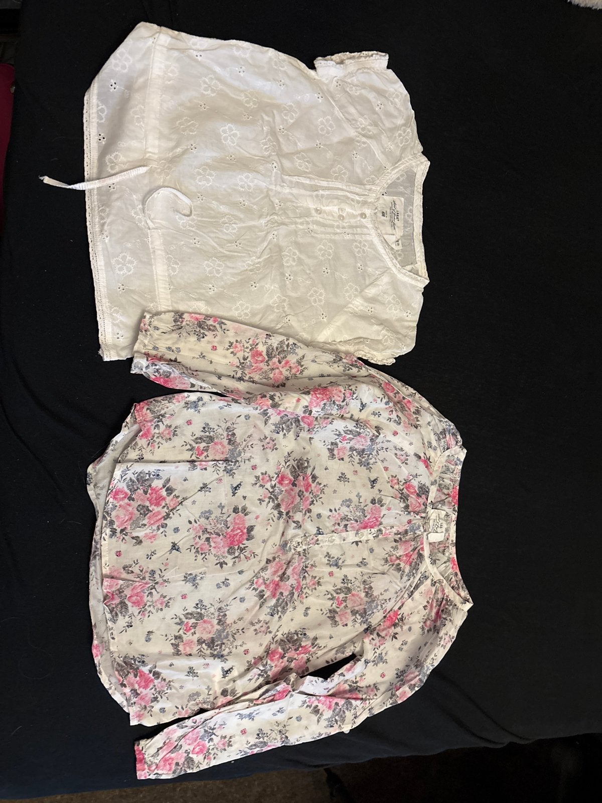 2 Meisjes Blouses Maat 122/128 - Wit Broderie & Bloemenprint, Ophalen of Verzenden, Gebruikt, Meisje, Overige typen