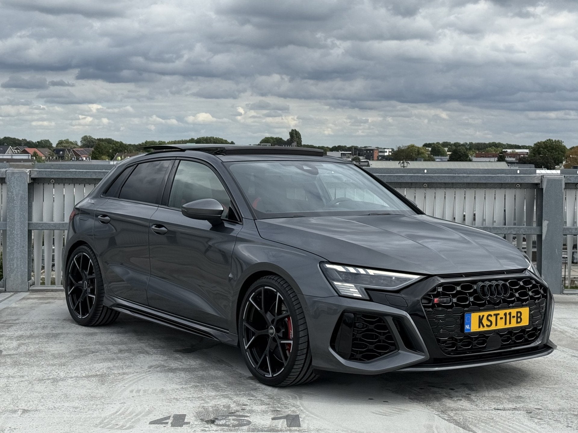 Audi RS3 2.5 TFSI | Pano | B&O | DCC | RS-interieur | HUD, Automaat, Dealer onderhouden, Gebruikt, RS3